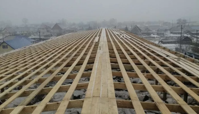 Рабочие показали, как восстанавливают сорванную ветром крышу алтайского детсада