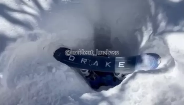 В Шерегеше сноубордистка упала в глубокую яму вниз головой