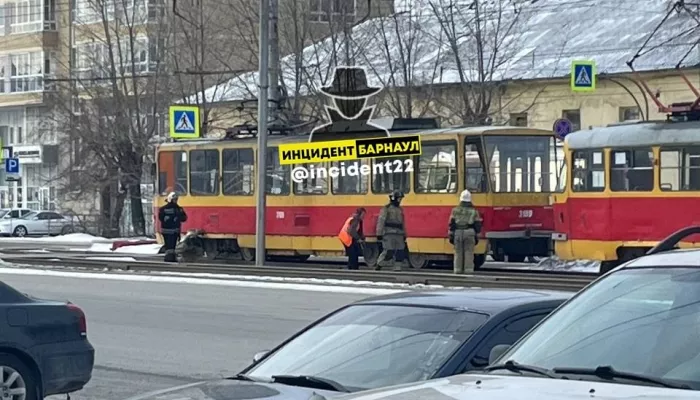 В Барнауле утром в районе Нового рынка задымился трамвай