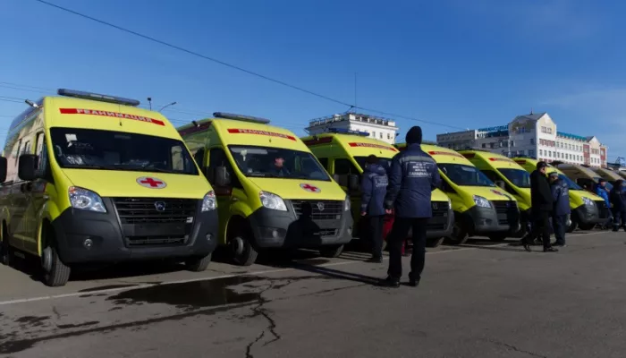 Томенко передал медикам края 63 кареты скорой помощи и передвижных комплекса