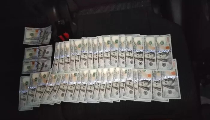 Алтайский таможенник отказался от валютной взятки в 4 тысячи долларов