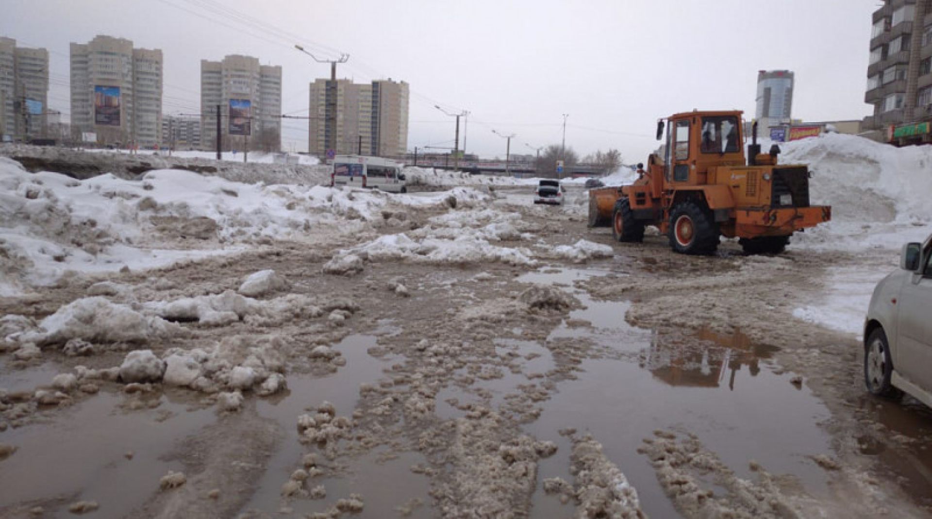 Улицу Малахова в Барнауле затопило после порыва водопровода - Толк  27.02.2020