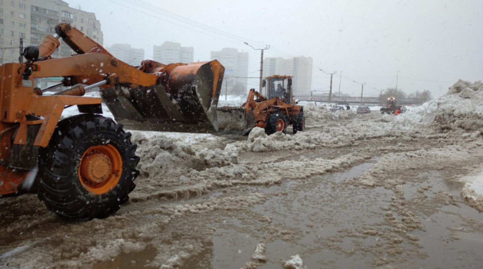 Улицу Малахова в Барнауле затопило после порыва водопровода - Толк  27.02.2020