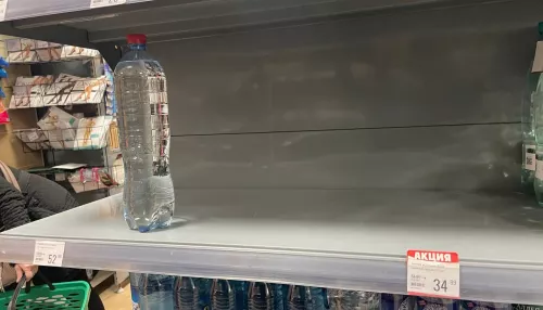 Барнаульцы жалуются на дефицит питьевой воды в магазинах