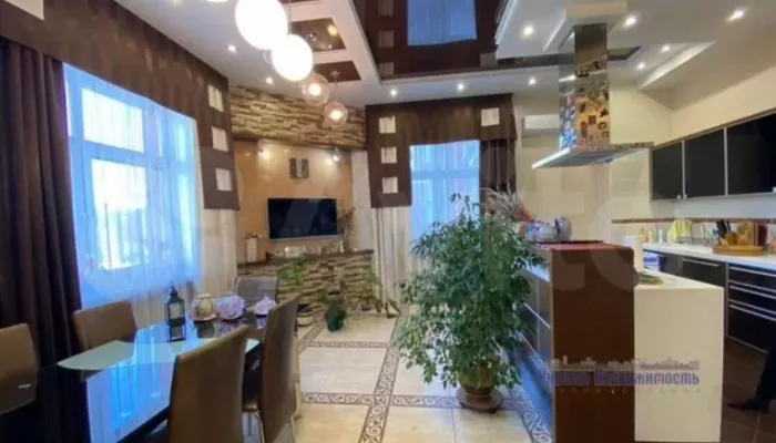 В Барнауле за 18 млн продают двухуровневую квартиру с камином на дровах