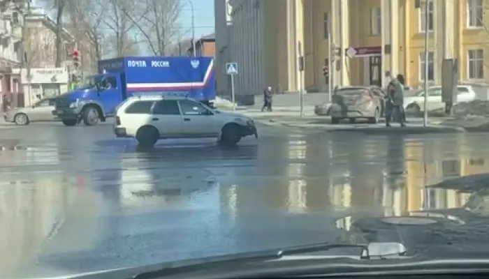 В центре Барнаула Hyundai отлетел на аллею после столкновения с легковушкой