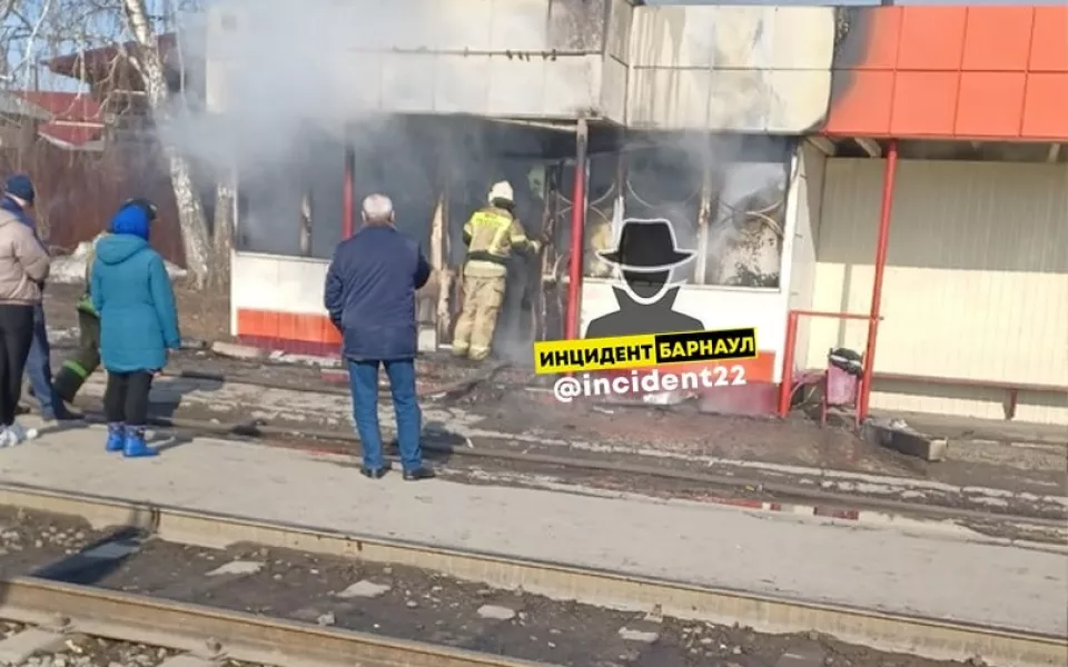 В Барнауле утром загорелся торговый павильон на улице Аванесова