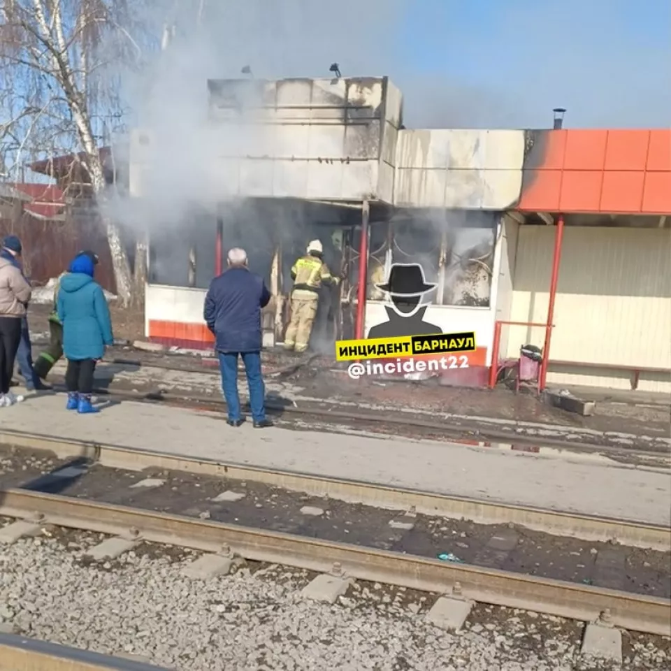 В Барнауле утром случился пожар на остановке Ломоносова - Толк 26.03.2023