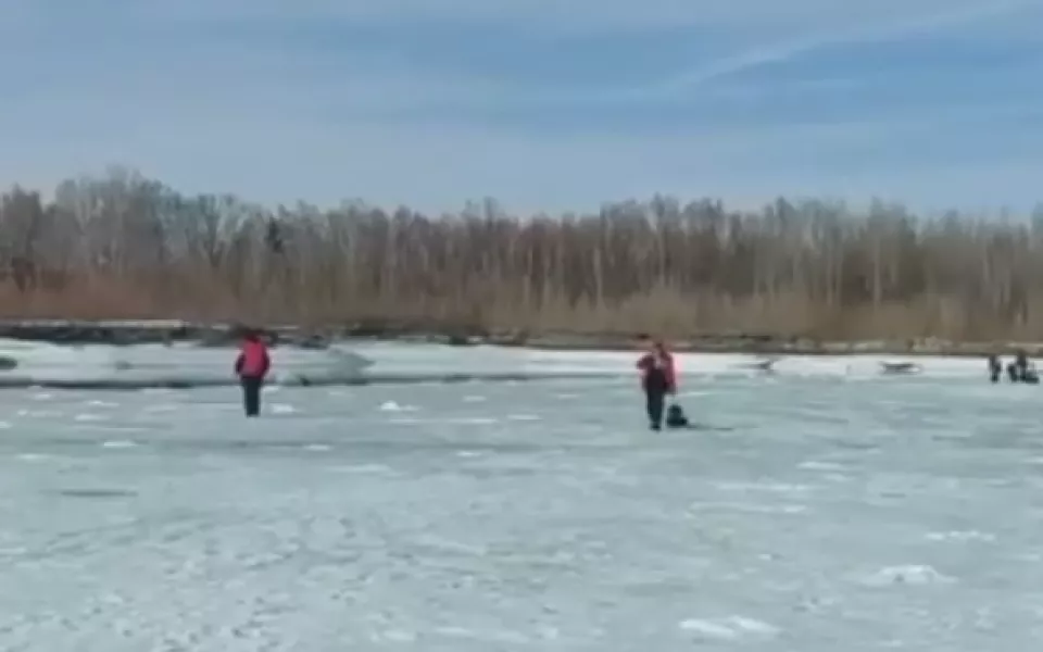 В Бийске на Шульгинских карьерах откололась льдина вместе с рыбаками