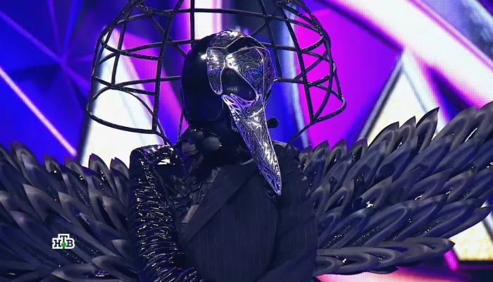 Судьи рассекретили участника в костюме ворона в шоу Маска на НТВ