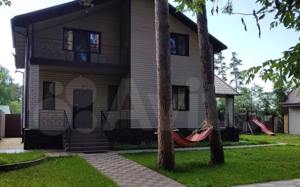 В Барнауле трехэтажный коттедж около базы Динамо продают за 20 млн рублей