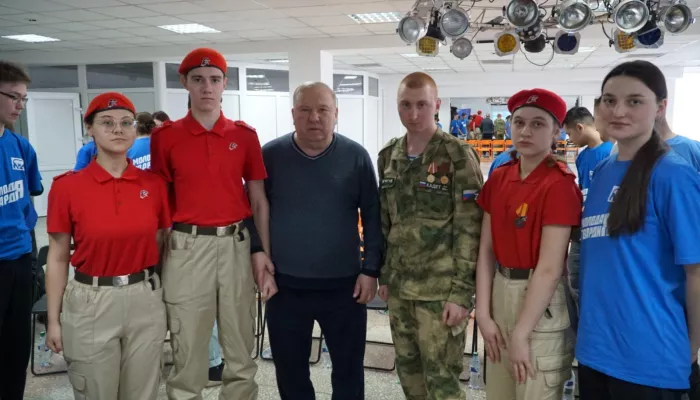 В Барнауле Герой России Владимир Шаманов встретился с волонтерами Донбасса