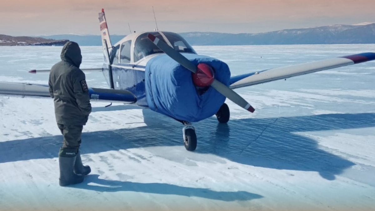 Самолет на льду Байкала