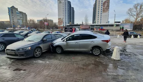 В Барнауле на Павловском тракте водитель Hyundai оседлал бетонные ограждения