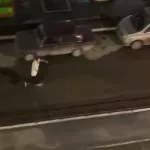 В Барнауле неадекватный мужчина повредил припаркованные у дома авто