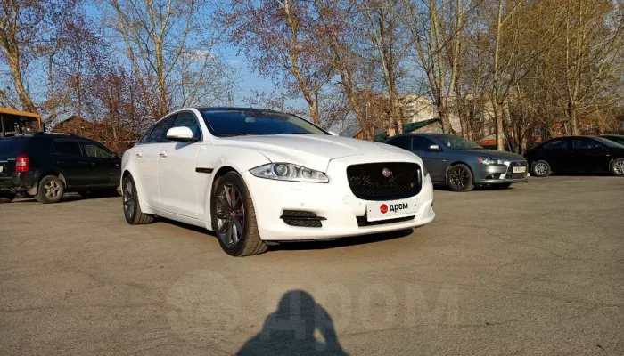 В Барнауле продают белый Jaguar почти за 1,9 млн рублей