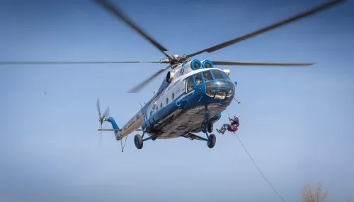 В Барнауле прошла зрелищная тренировка спасателей с участием вертолета. Фото