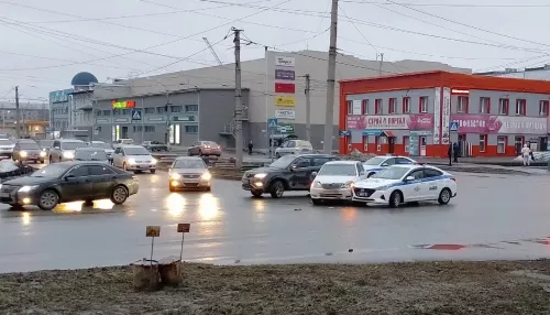 В Барнауле автомобиль ДПС спешил на вызов и столкнулся с иномаркой