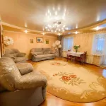 В Барнауле за 7,7 млн рублей продают дом с бордовым унитазом