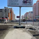 В Барнауле влепили рекламный билборд посреди тротуара
