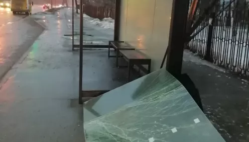 Молодой барнаулец разозлился и выбил стекла в трех остановочных павильонах