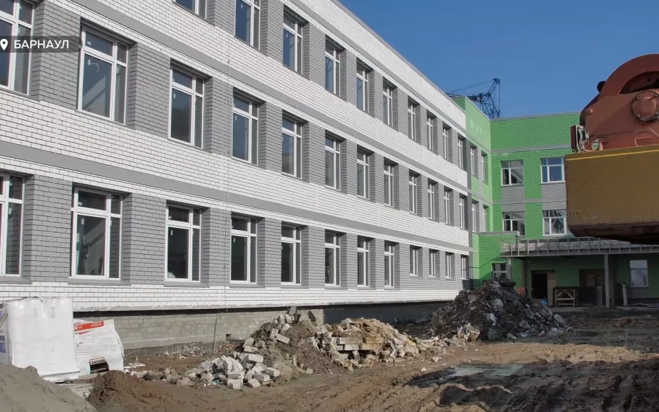 400 новых мест для учеников появится благодаря пристрою к школе 98 в Барнауле