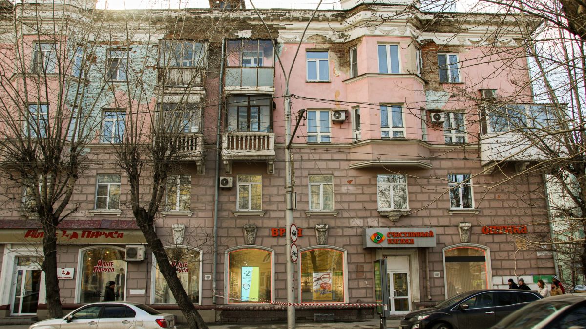Дом на Ленина, 67 и 67а и другие здания главного проспекта Барнаула
