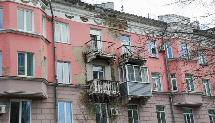 Исторический дом в Барнауле хотят освободить от самовольно остекленных балконов