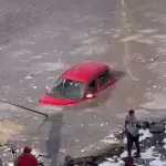 Пришлось прыгать в ледяную воду: в Новосибирске автомобиль утонул в луже