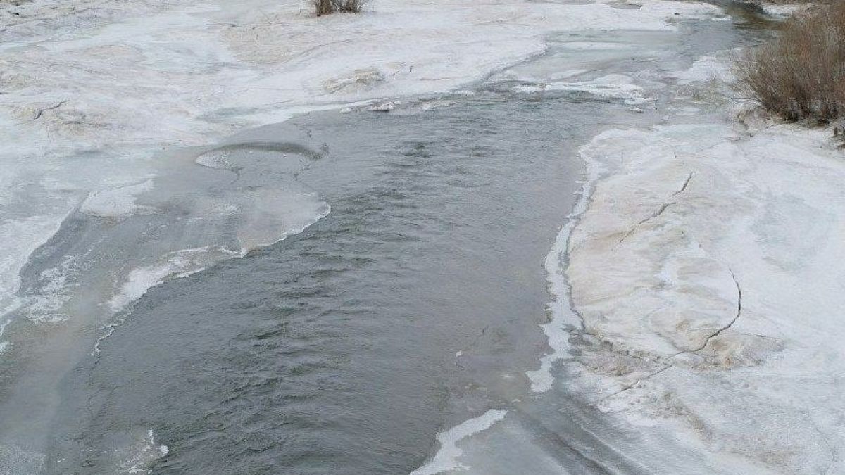 Лед. Река