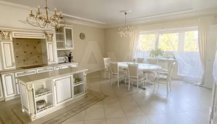 В Барнауле за 25 млн рублей продают квартиру в классическом стиле с видом на сад
