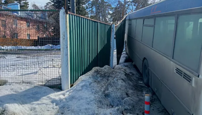 Водитель автобуса №104 в Барнауле снес четыре встречных автомобиля