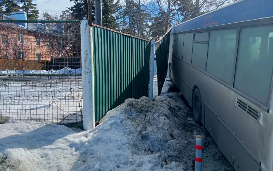Водитель автобуса 104 в Барнауле снес четыре встречных автомобиля