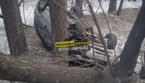 В Барнауле автомобиль слетел в кювет и перевернулся