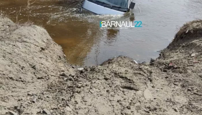 В Барнауле микроавтобус с людьми утонул под мостом