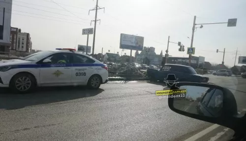 В Барнауле ВАЗ влетел в металлическое ограждение на Солнечной Поляне