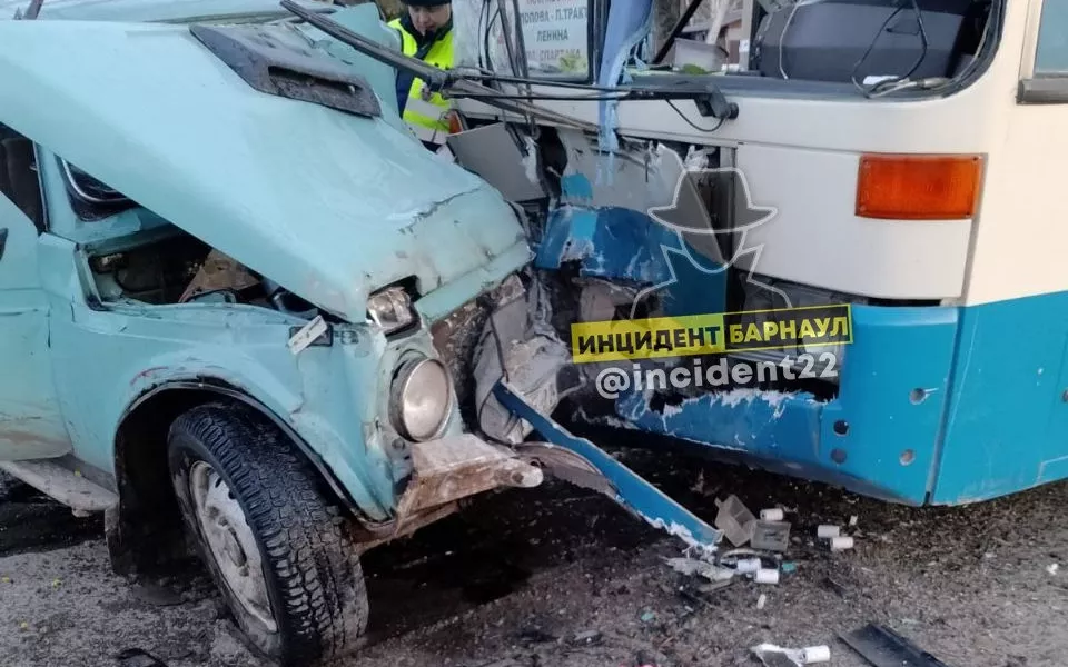В Барнауле водитель Нивы погиб в лобовом ДТП с автобусом 20