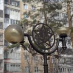 В мэрии Барнаула рассказали, почему еще не починили фонари на аллее Победы