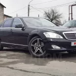 В Барнауле за 1,5 млн рублей продают Mercedes-Benz с телевизорами для пассажиров