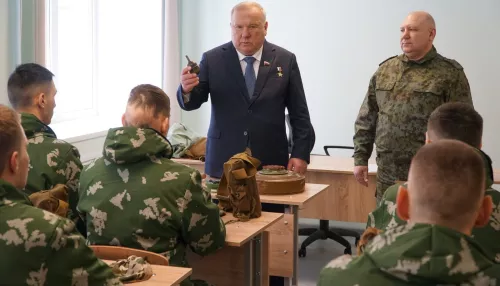 Герой России Владимир Шаманов посетил занятия школьников в центре Авангард
