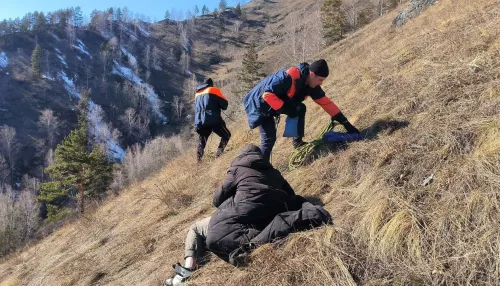 На Алтае спасатели эвакуировали с горы испугавшихся москвичей