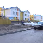 Барнаульцы вынуждены водить малышей в детский сад прямо по проезжей части