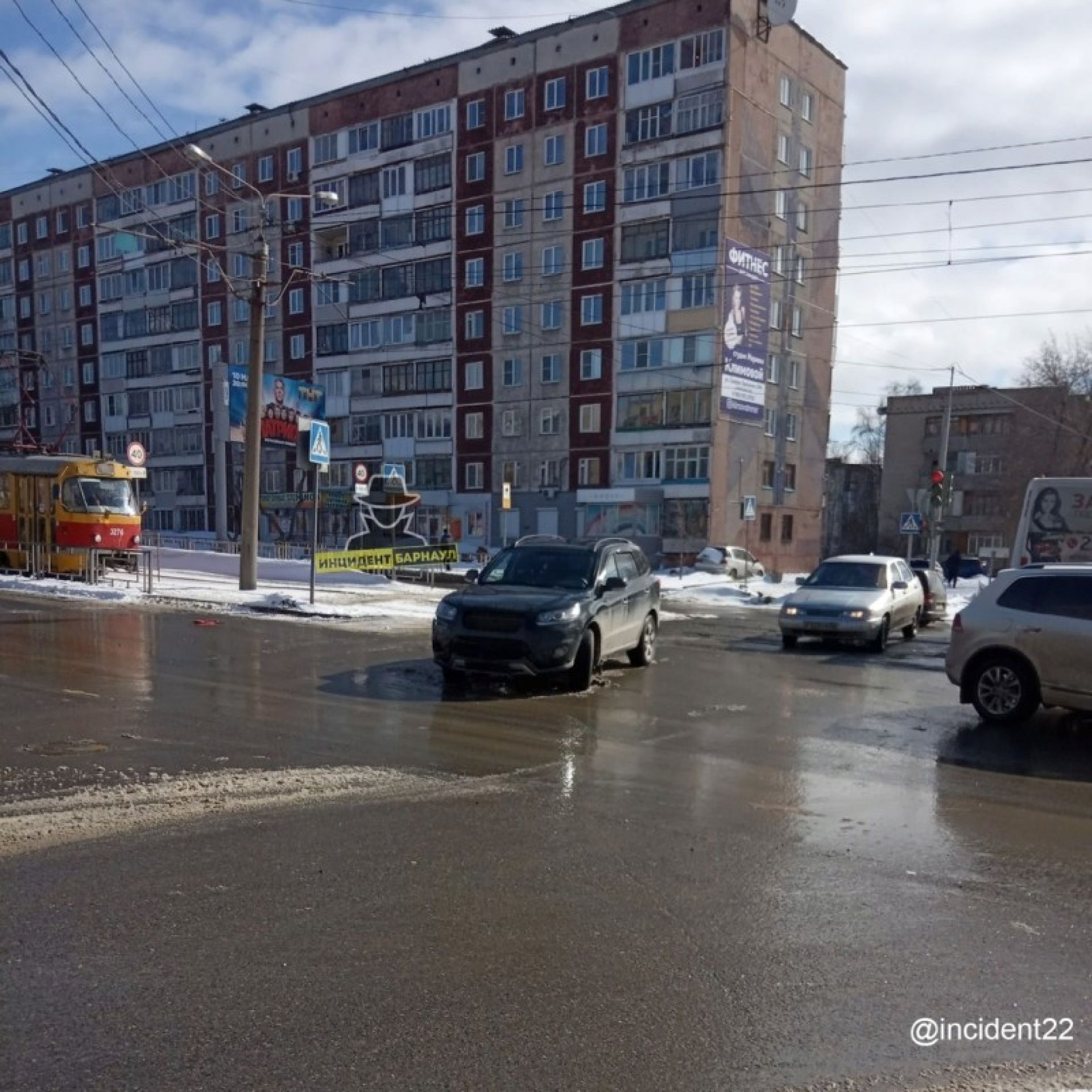 Барнаул 22. Авария на 80 Гвардейской дивизии. Барнаул ул Северо Западная 20. Авария в Барнауле вчера на Северо-Западной и 80 Гвардейской дивизии.