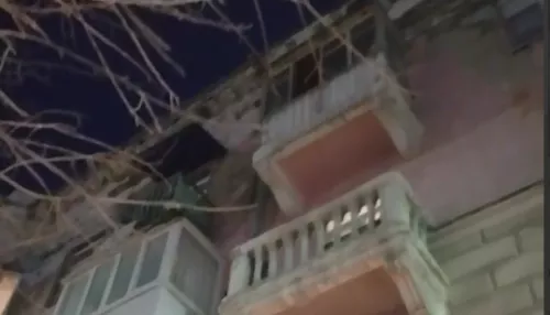 Барнаульцы бьют тревогу из-за разрушающегося фасада дома на Ленина