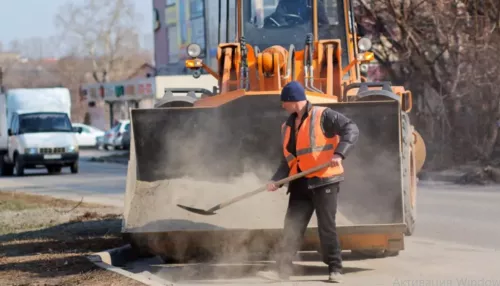 В мэрии Бийска прокомментировали жалобы на пыльную уборку дорог