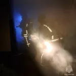 В Барнауле ночью из горящей многоэтажки эвакуировали десять человек