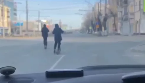 В Барнауле дети устраивают лихие заезды на самокатах по проезжей части