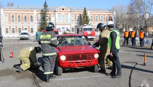 Алтайские спасатели соревновались в оказании помощи при ДТП. Фото