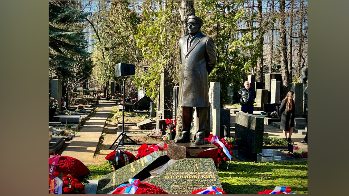 Памятник Жириновскому на Новодевичьем кладбище