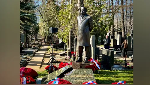 Я буду защищать русских!: на могиле Жириновского открыли памятник